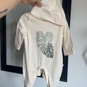 SHEIN Cream Baby Hooded Romper with Monstera Leaf Accent